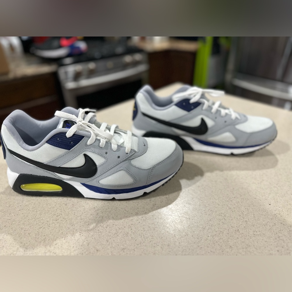 Nike Air Max IVO
White/Black/wolf grey